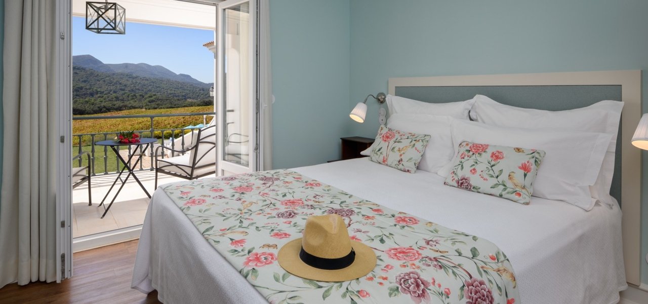 Bedroom with view outside - Wine Paths